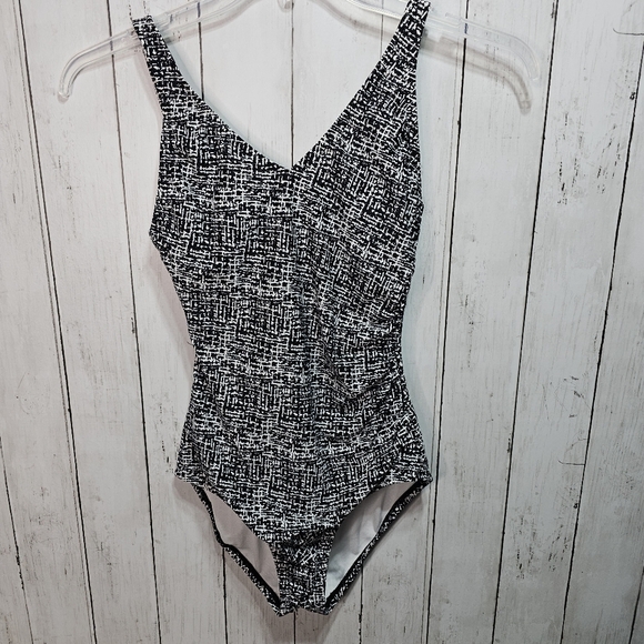 Speedo Women's Size 6 Side Ruched One Piece Swimsuit Black & White Print. - Picture 1 of 6